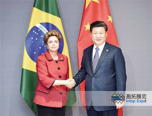 习近平与巴西首相握手