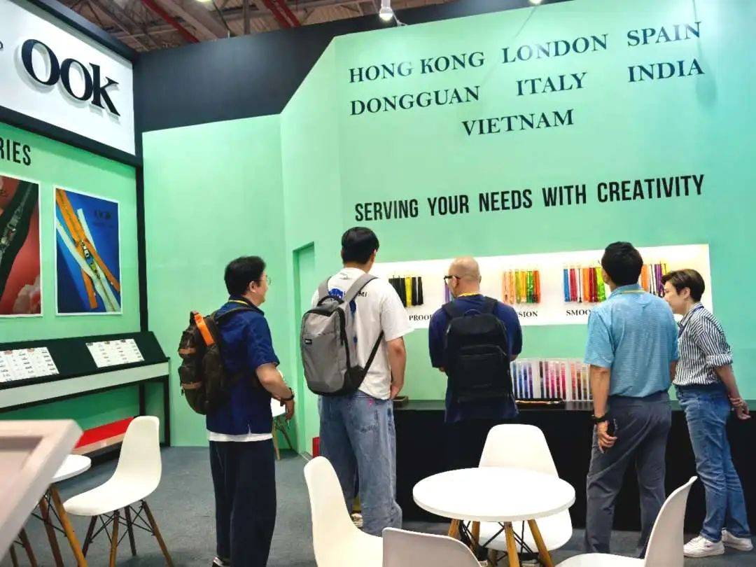 第25届越南国际鞋类和皮革展首日,丰恒拉链OOK Zippers 以实力品质与全球客商共话机遇 第25届越南国际鞋类和皮革展首日,丰恒拉链OOK Zippers 以实力品质与全球客商共话机遇