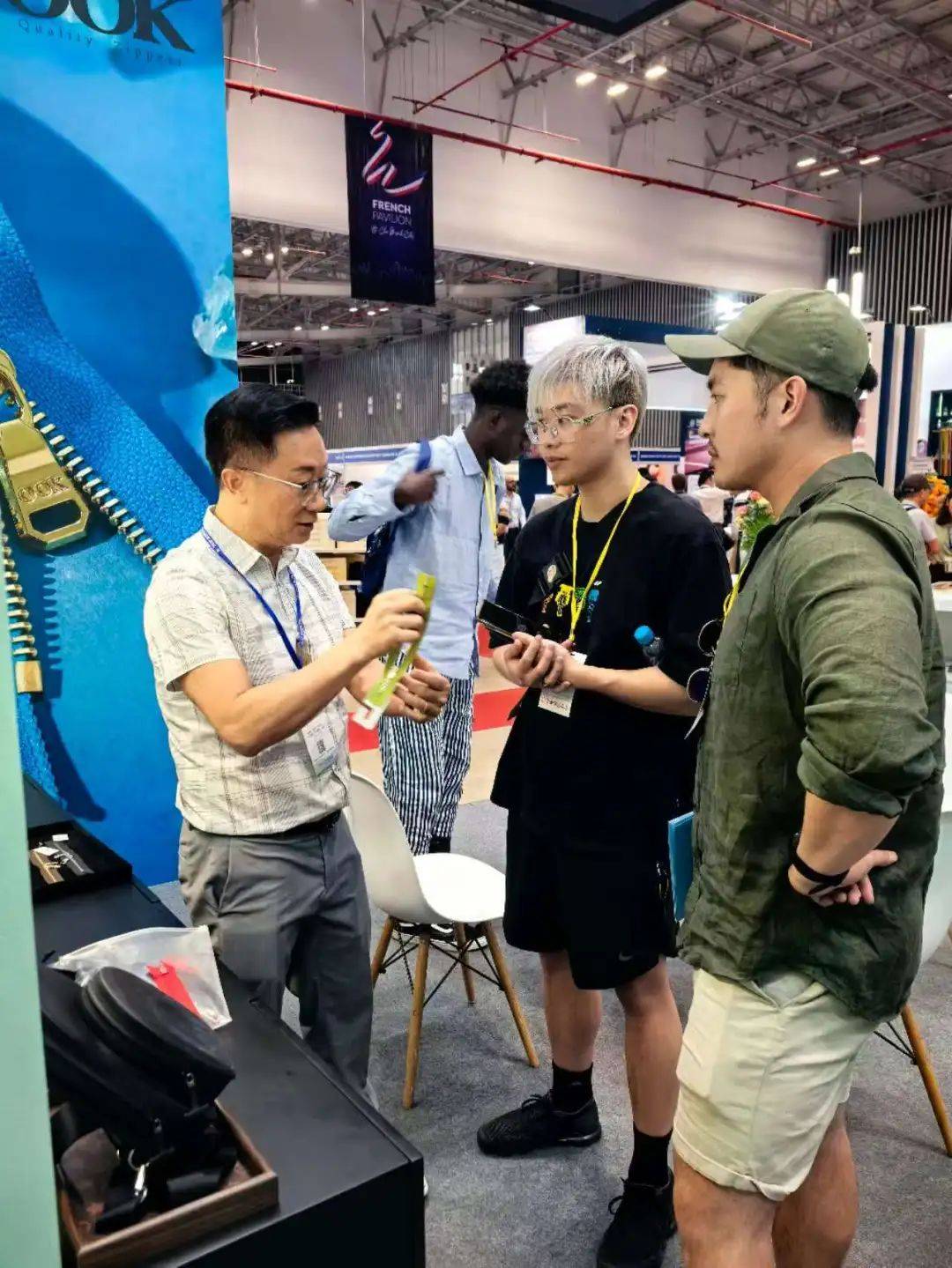 第25届越南国际鞋类和皮革展首日,丰恒拉链OOK Zippers 以实力品质与全球客商共话机遇 第25届越南国际鞋类和皮革展首日,丰恒拉链OOK Zippers 以实力品质与全球客商共话机遇