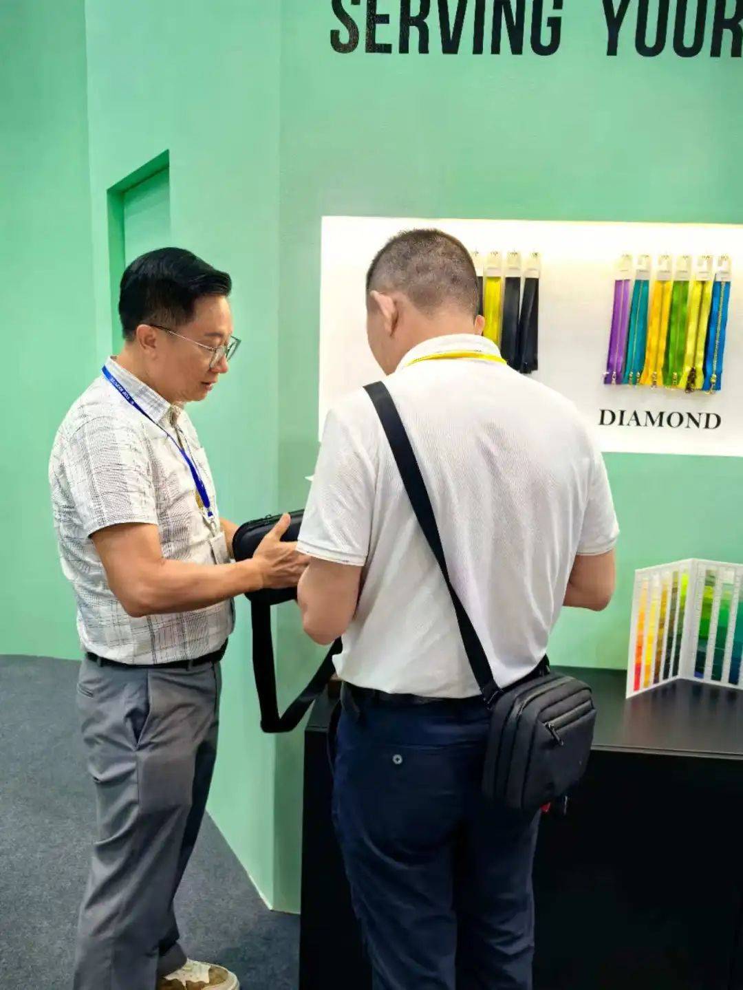 第25届越南国际鞋类和皮革展首日,丰恒拉链OOK Zippers 以实力品质与全球客商共话机遇 第25届越南国际鞋类和皮革展首日,丰恒拉链OOK Zippers 以实力品质与全球客商共话机遇