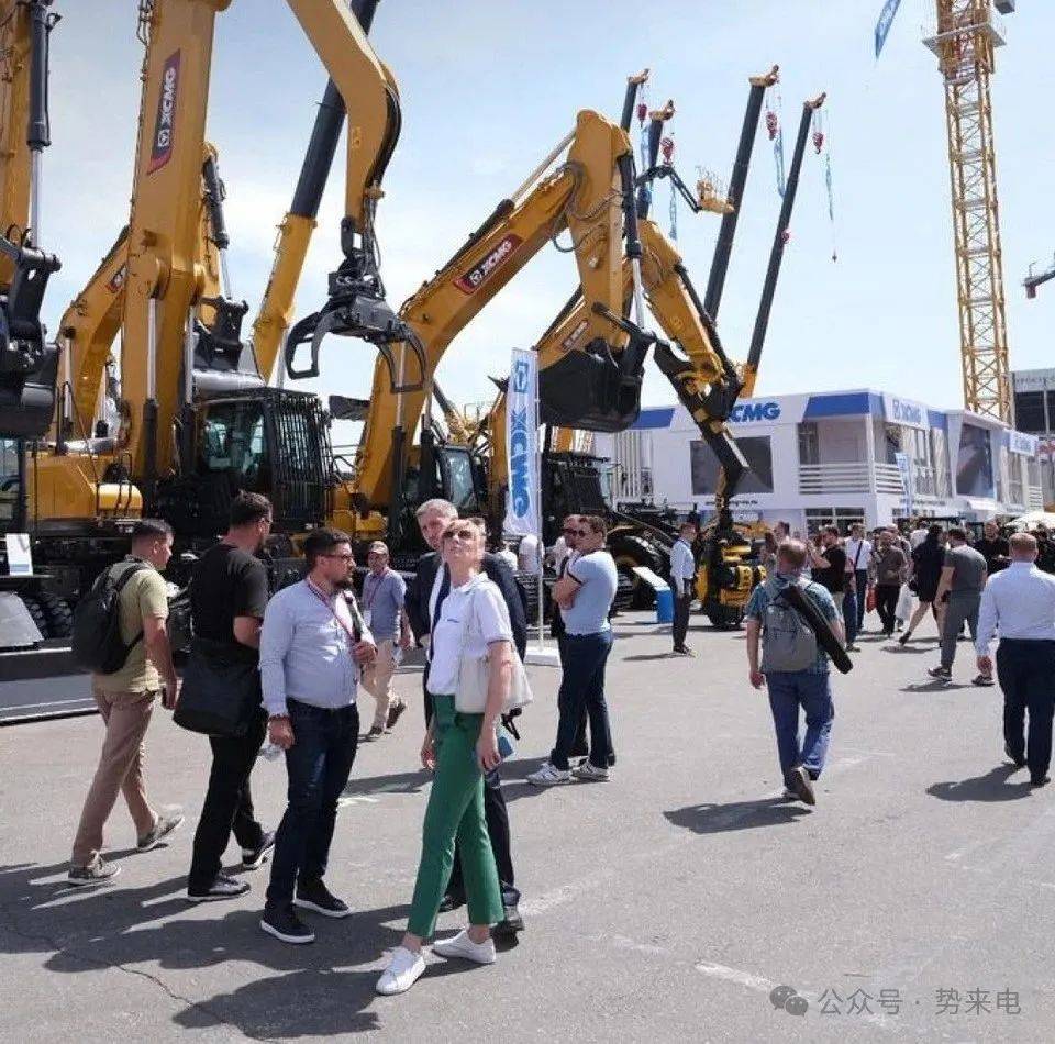 俄罗斯建筑机械与技术展CTT2025开展:有大量的设备,先上才艺,后看机器 俄罗斯建筑机械与技术展CTT2025开展:有大量的设备,先上才艺,后看机器